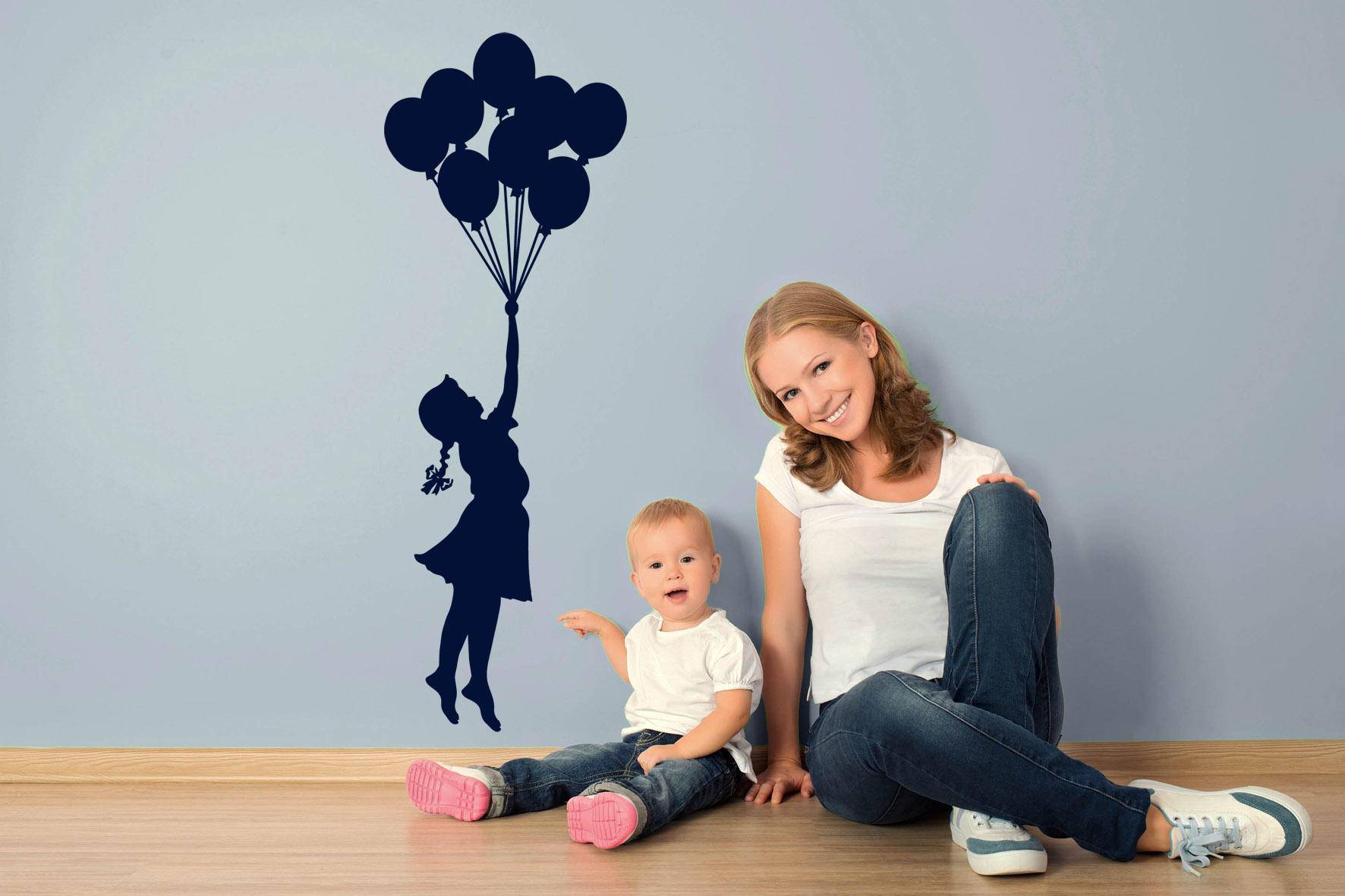 Дизайнерская наклейка на стену Девочка с шариками