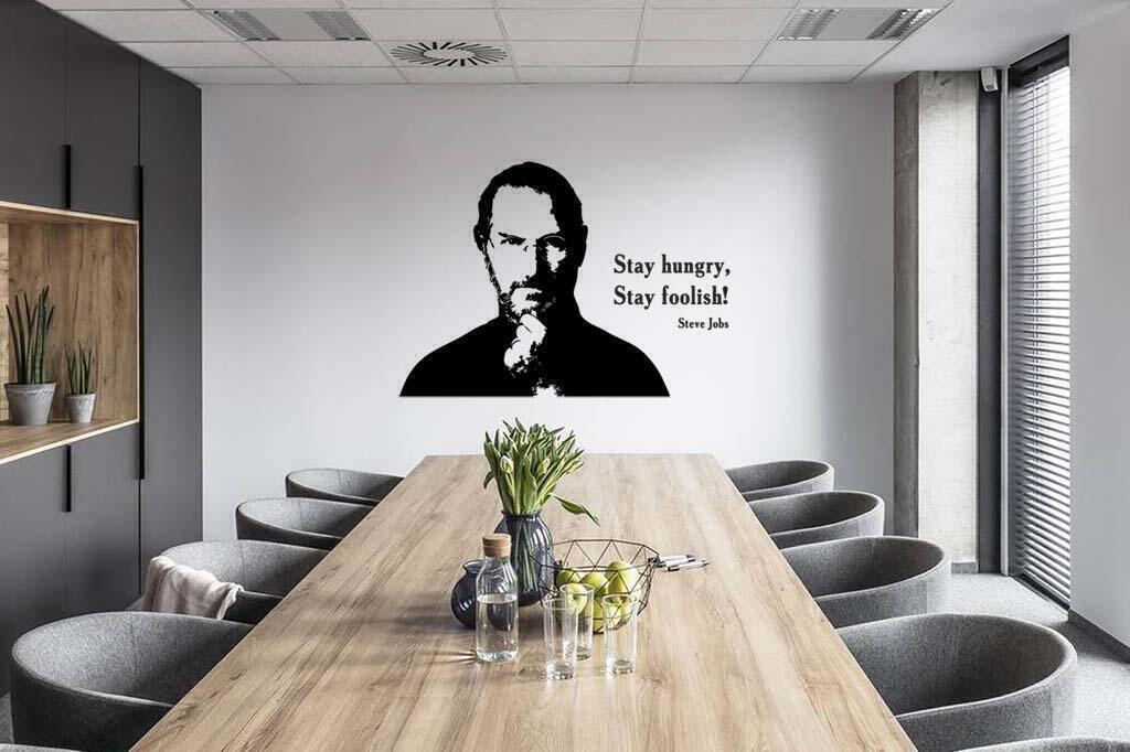 Виниловая наклейка на стену Стив Джобс портрет с цитатой купить