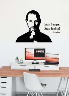 Дизайнерская наклейка на стену Стив Джобс портрет с цитатой
